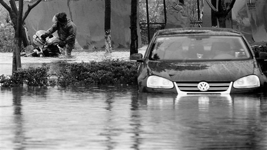 暴雨天车辆涉水熄火应该如何应对，这 3 个错误操作千万别做